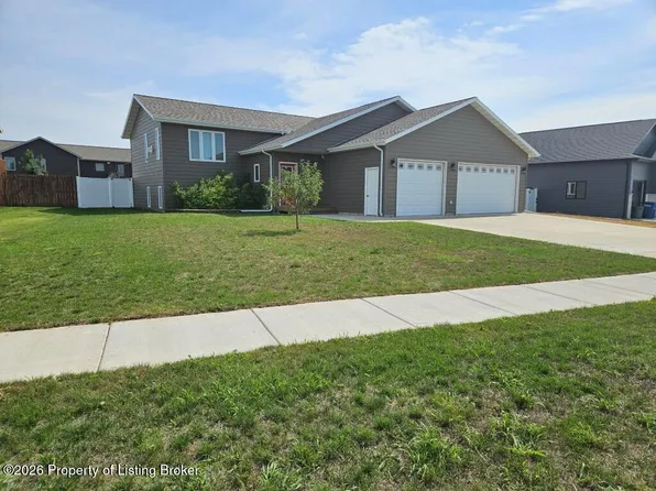 2224 Wahl St, Dickinson, ND 58601