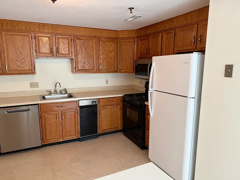 45 Christopher Dr — Photo 4