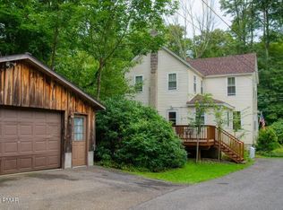 302 Park Pl, Cresco, PA 18326