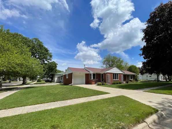 1 S Windsor Cir, Storm Lake, IA 50588