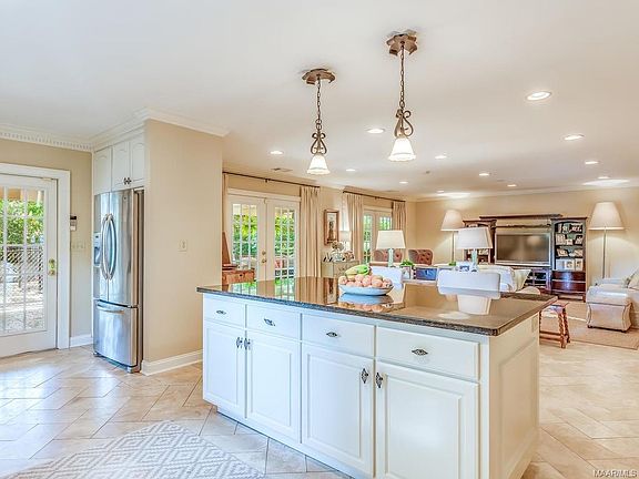 5th image of 2478 Hawthorn Dr