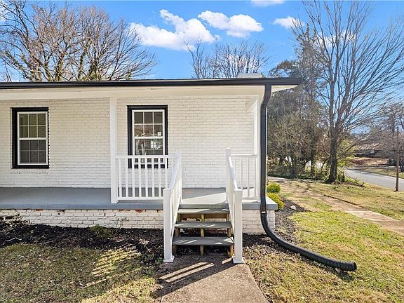 4th image of 806 Larkwood Dr