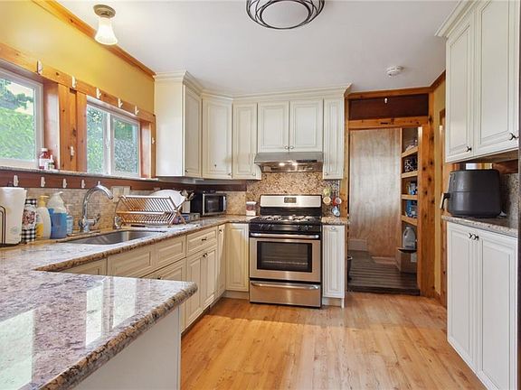 5th image of 2422 Stafford St