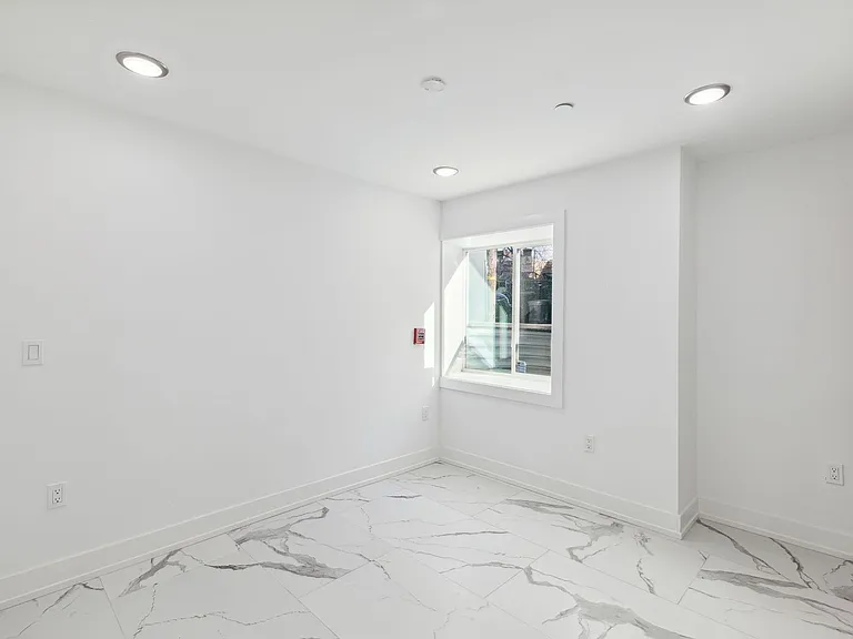 2550 Hope St — Photo 18
