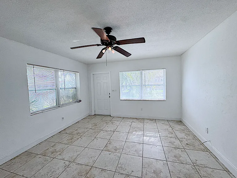 511 SE 2nd Ave #2 — Photo 34