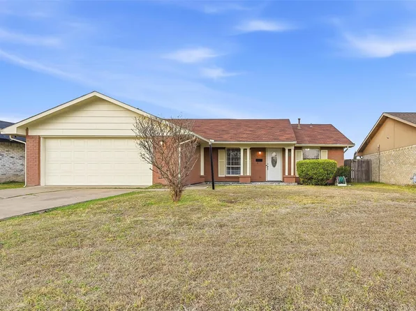 330 W Grenoble Dr, Grand Prairie, TX 75052