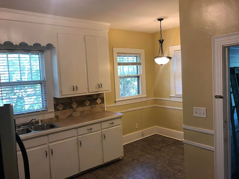 609 S Elm St — Photo 2