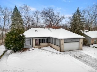 1882 W Ridge Dr, Commerce Township, MI 48390