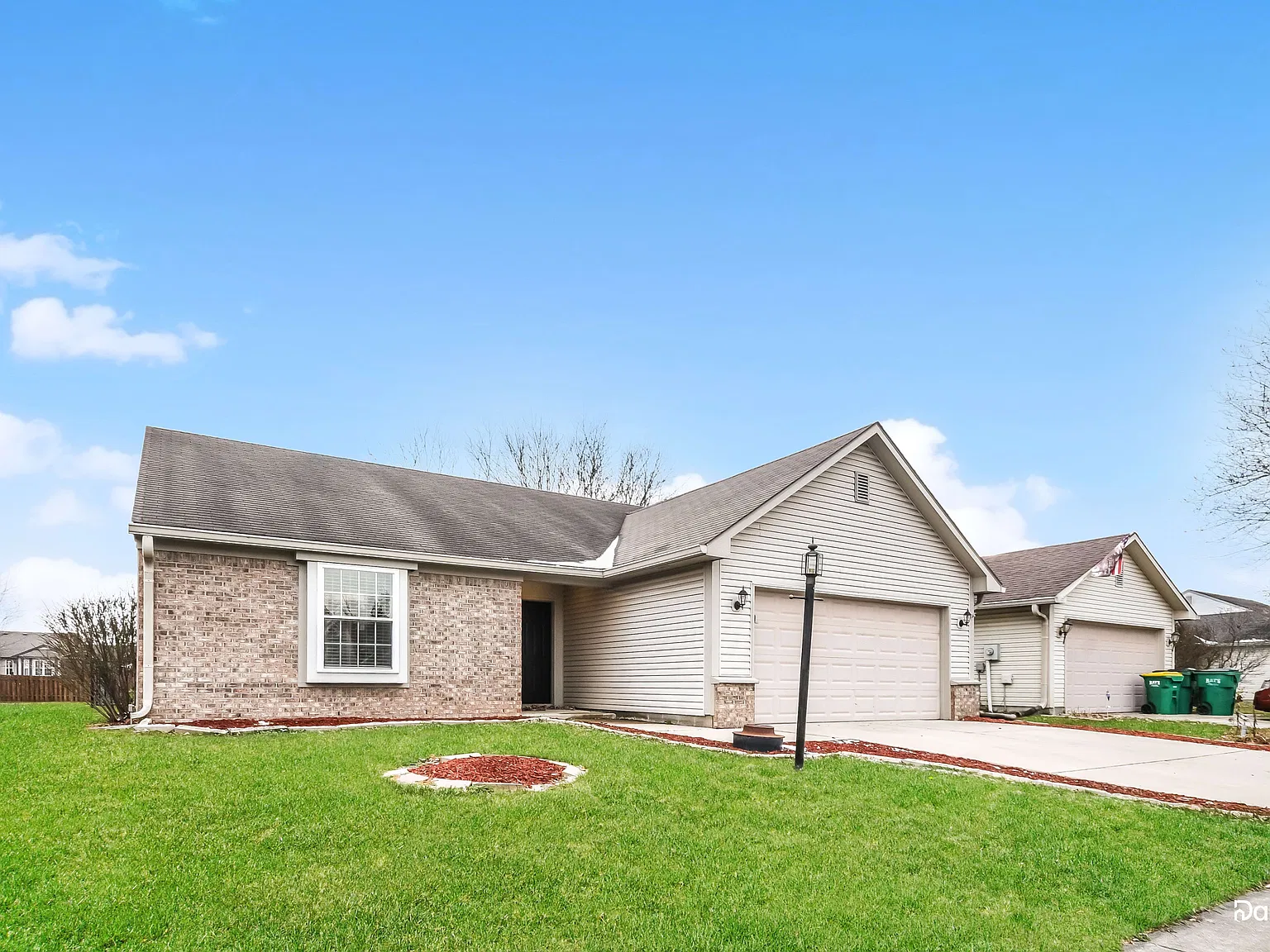 3 bed, 2.0 bath, 1384 sqft, $2,245 — Photo 2