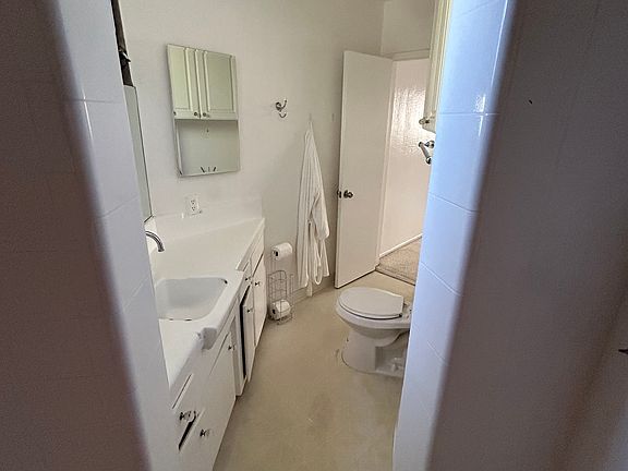 5th image of 705 S Barrington Ave APT B