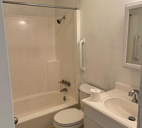 4th image of 923 Alvarado Dr SE APT A