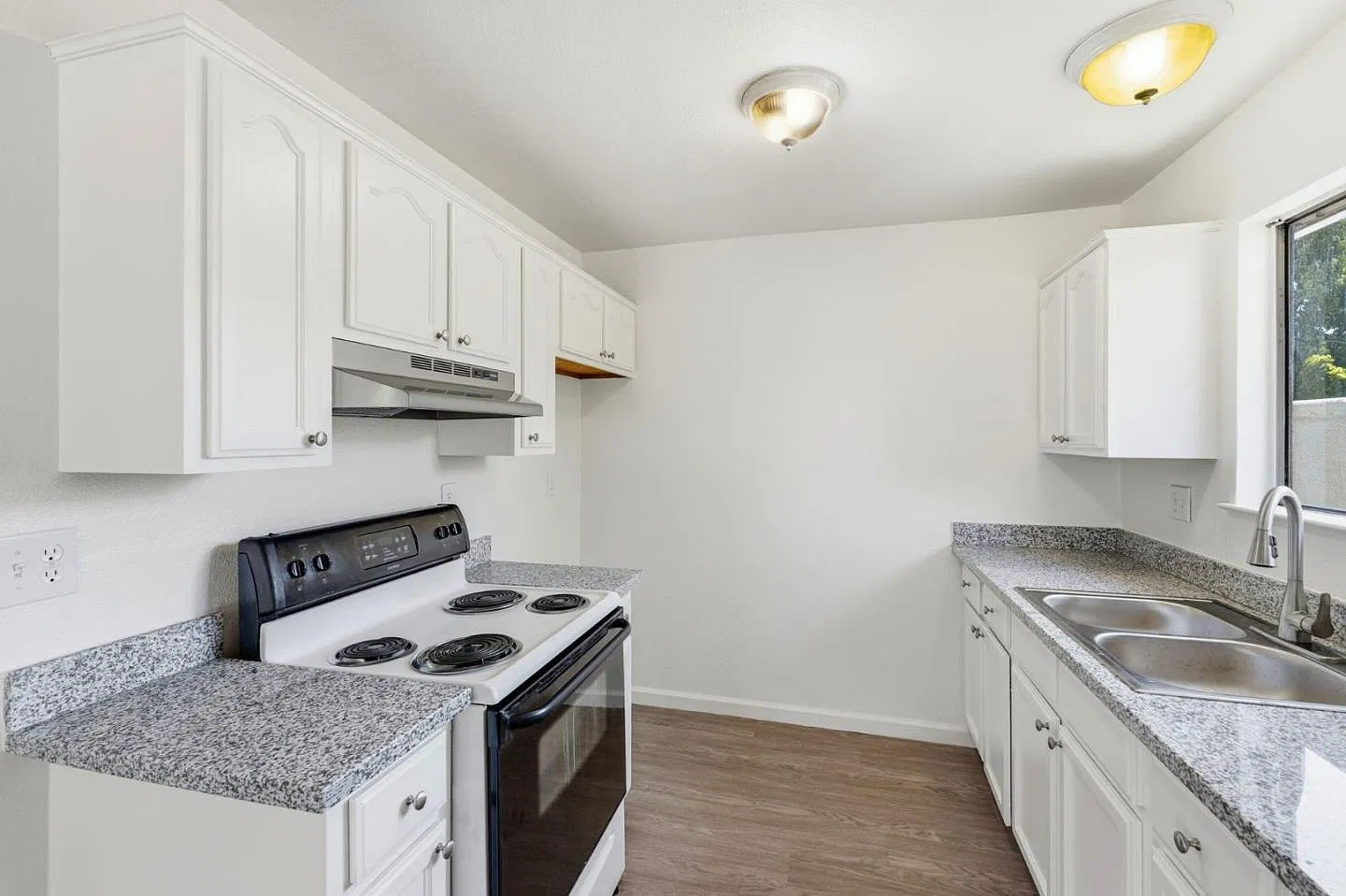 3 bed, 1100 sqft, $2,320 — Photo 3