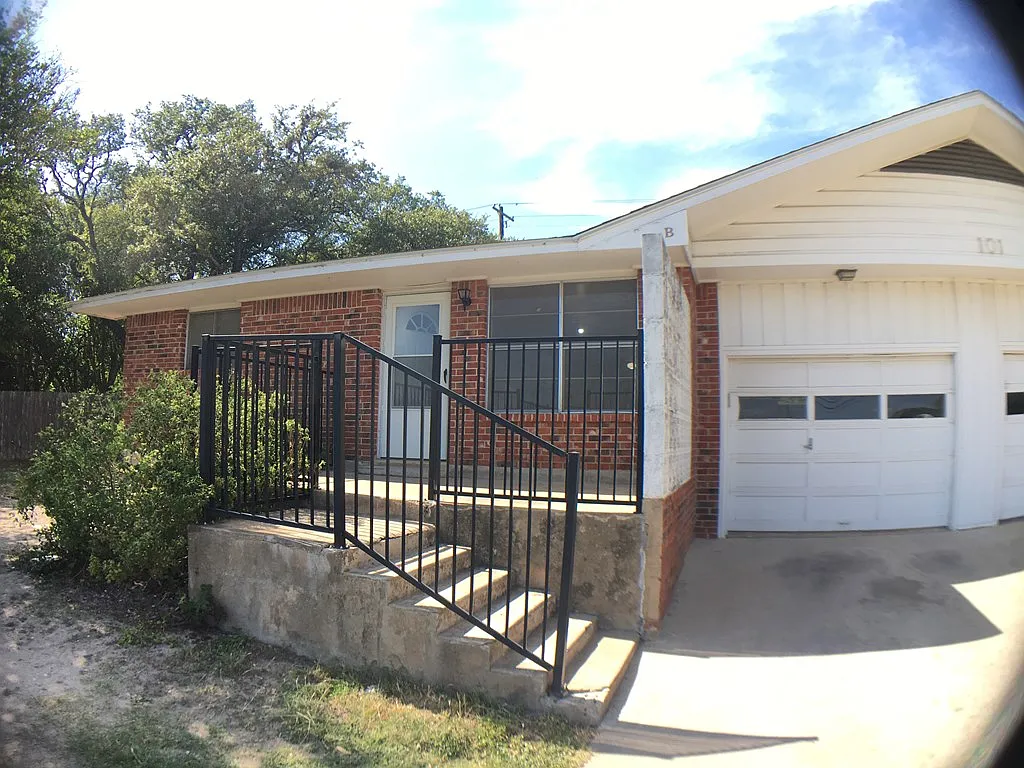 2 bed, 2.0 bath, 1015 sqft, $1,300 — Photo 3