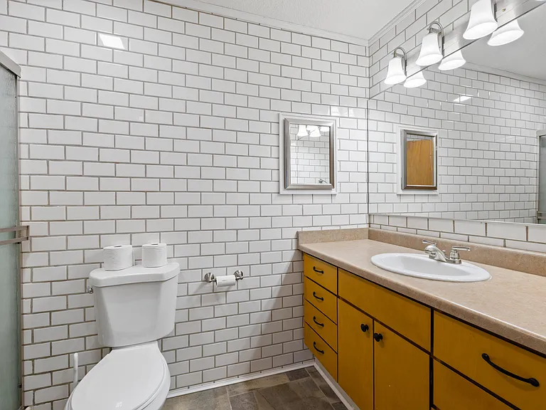 2554 W Stewart Ave — Photo 4
