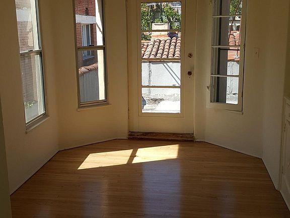 Breakfast room/dining room