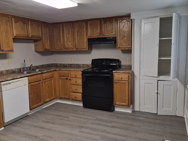 1353 Bakers Ridge Rd — Photo 4