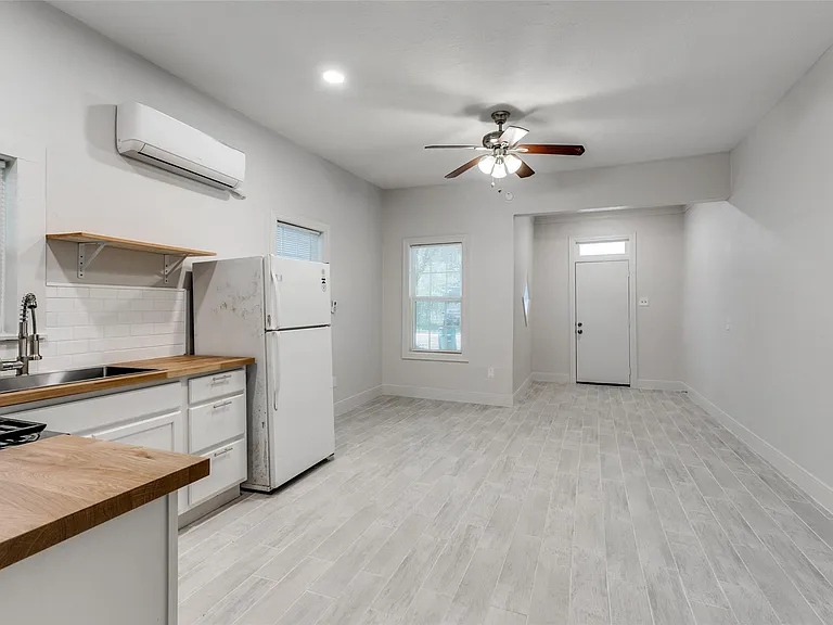 7133 Avenue C — Photo 5