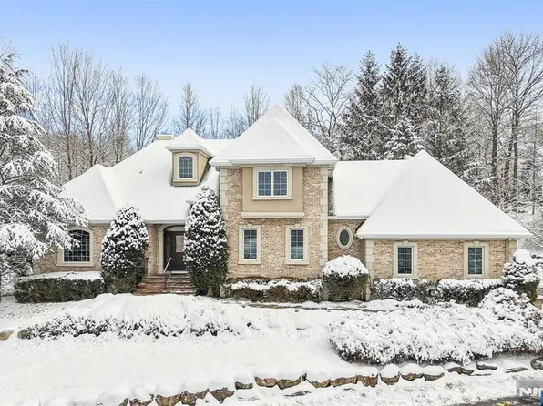 84 Walsh Dr, Mahwah, NJ 07430