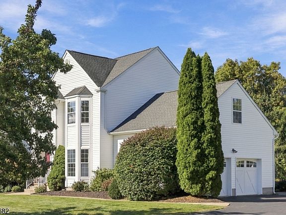 4th image of 15 Canterbury Ln