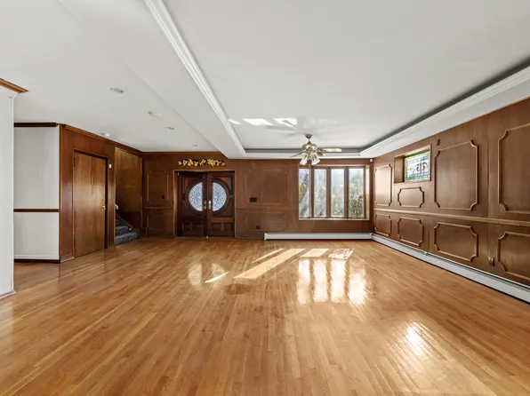 6660 Ridge Boulevard image 6 of 21