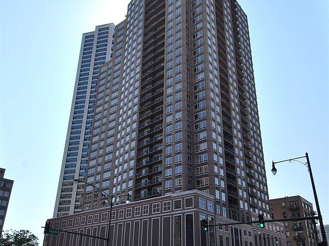 Perfect location on Wabash just 1/2 block from Tra