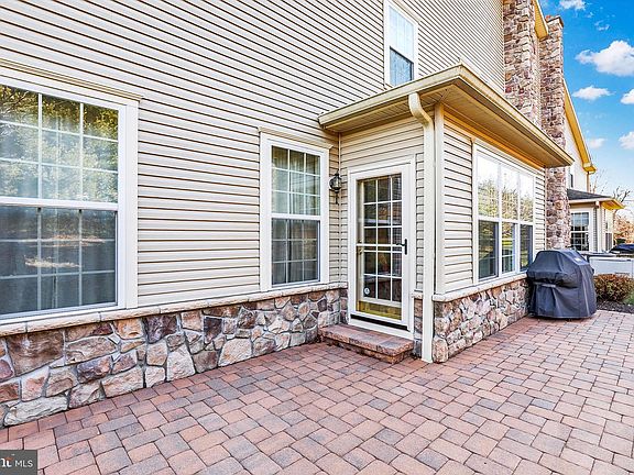 5th image of 202 Willow Dr