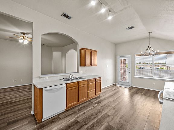5th image of 2032 Sunny Side Dr