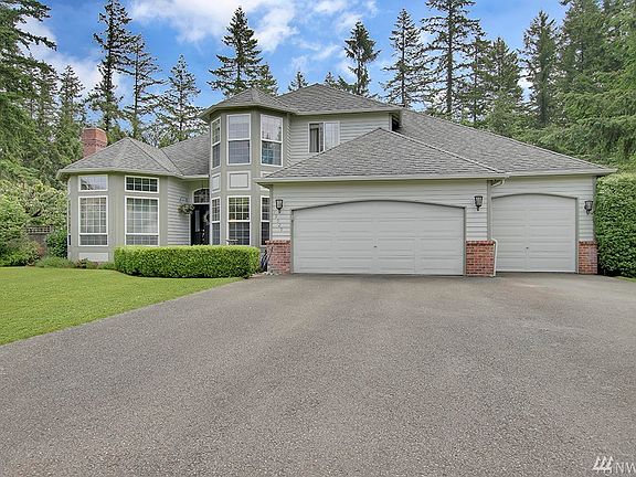 Oversized 3 car garage ~ plenty of driveway parking ~ PLUS RV parking on side of home!