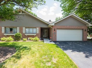 225 Royal Ln, Bloomingdale, IL 60108