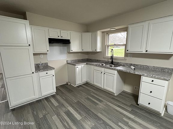 3rd image of 306 Oakwood Dr