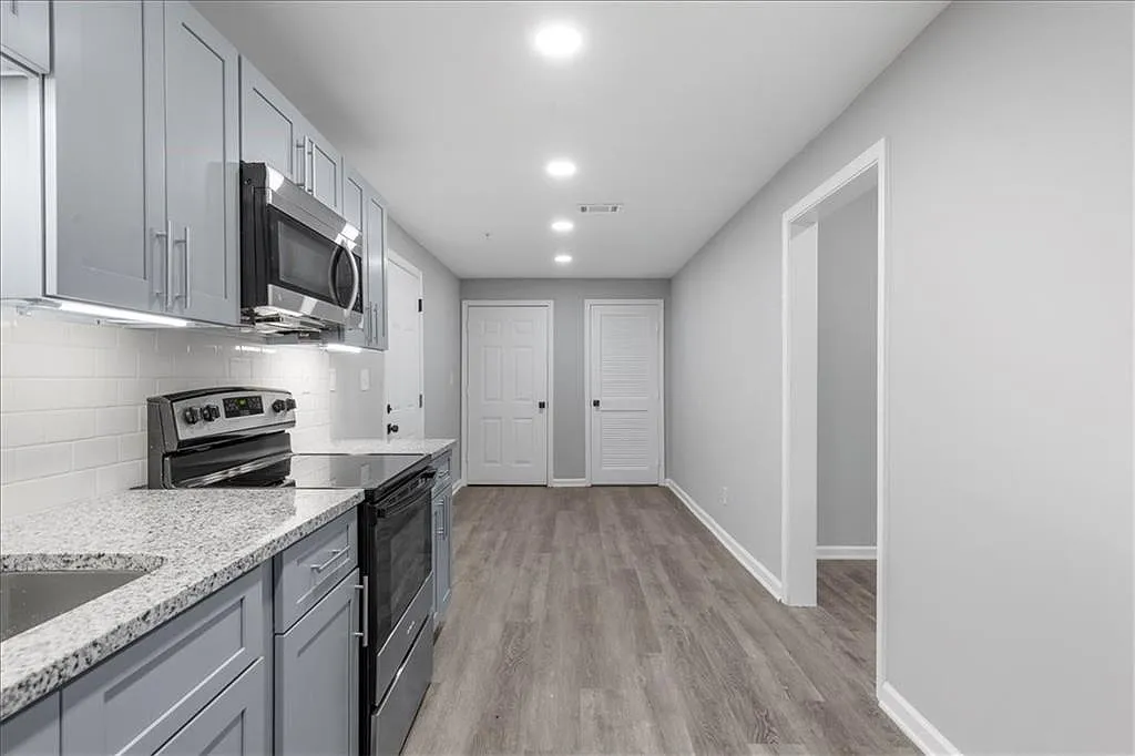 3 bed, 3.5 bath, 1800 sqft, $2,750 — Photo 2