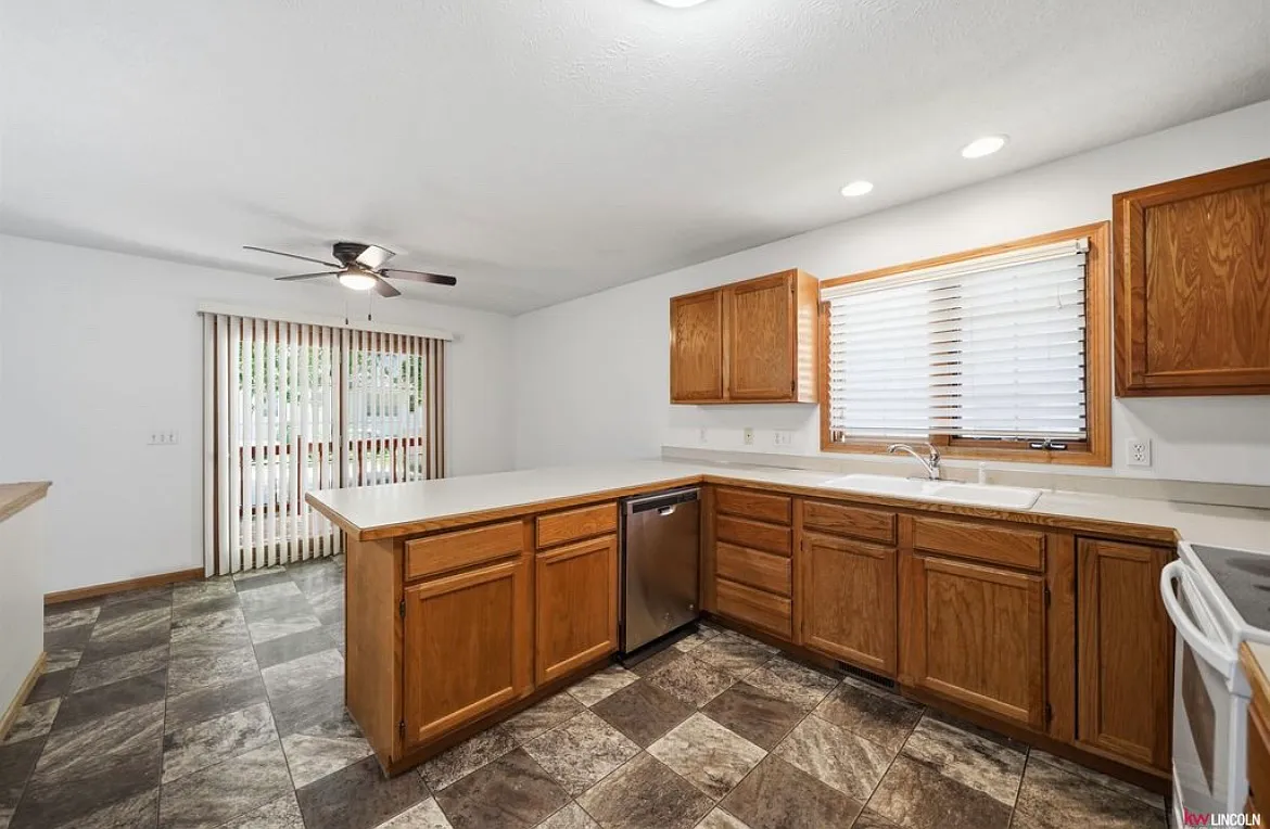 4 bed, $1,800 — Photo 2