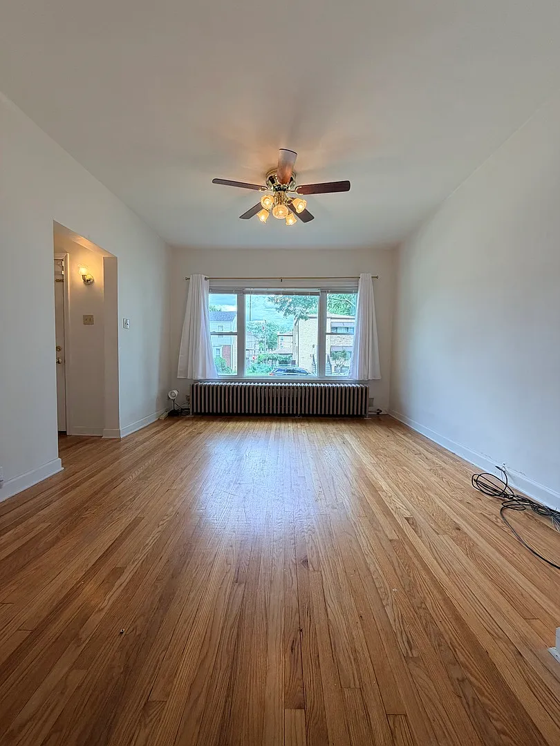 3 bed, 900 sqft, $2,100 — Photo 2