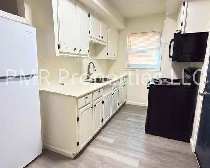 2406 SW D Ave — Photo 2