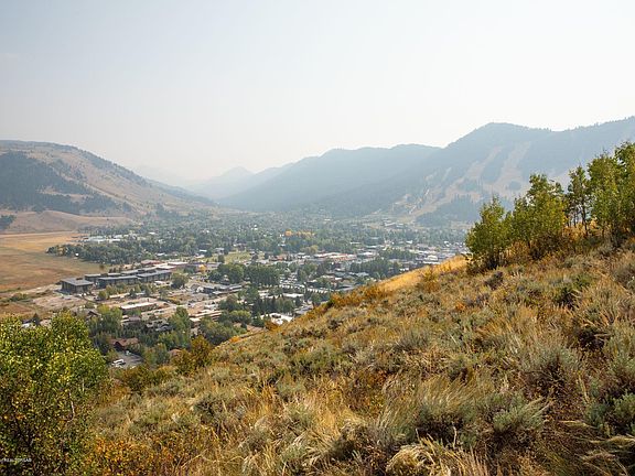 5th image of 398 W Saddle Butte Dr
