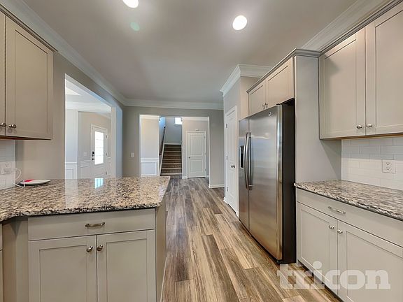 3rd image of 152 Kingston Dr