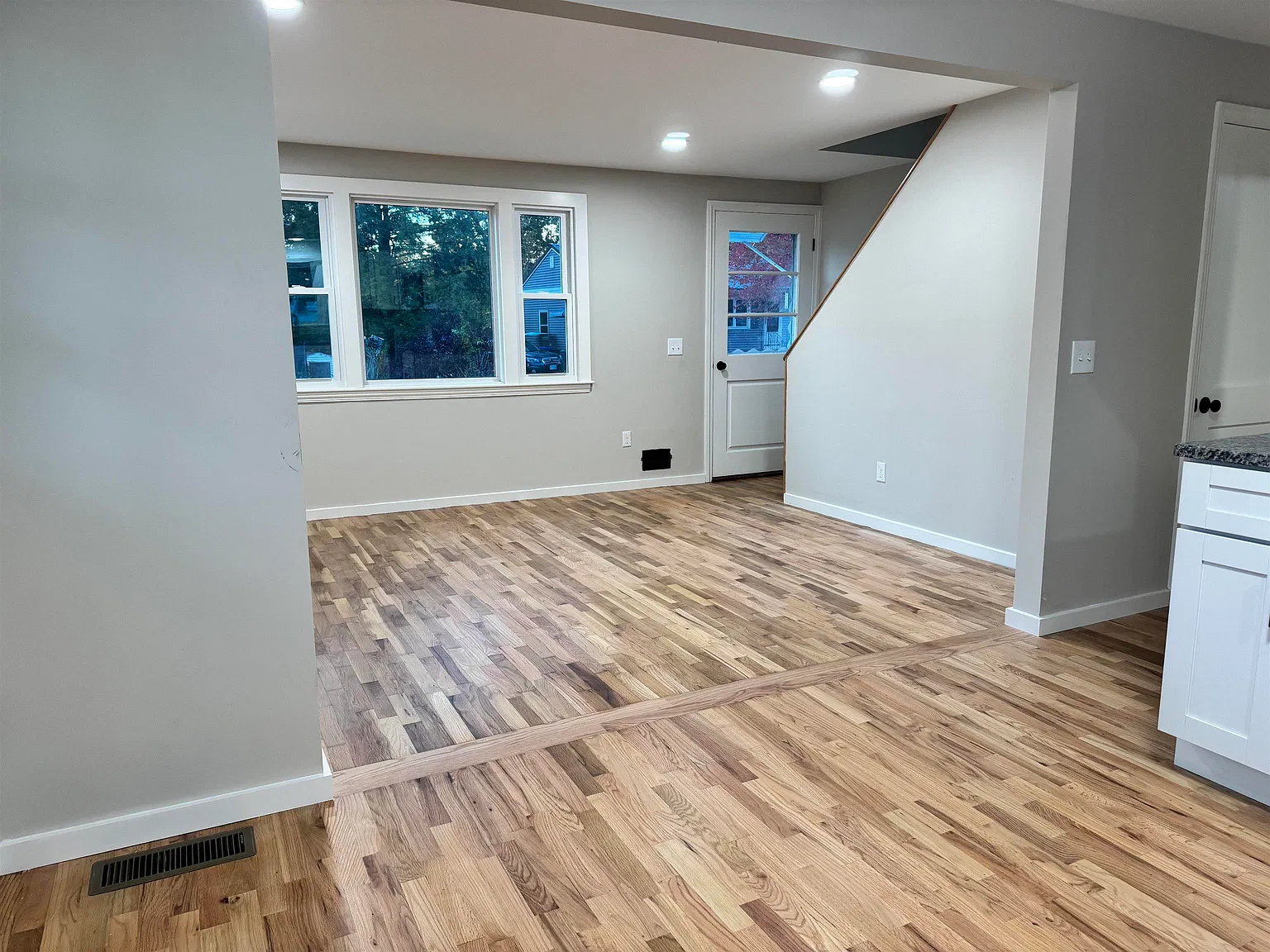 4 bed, 1.0 bath, 974 sqft, $3,200 — Photo 4