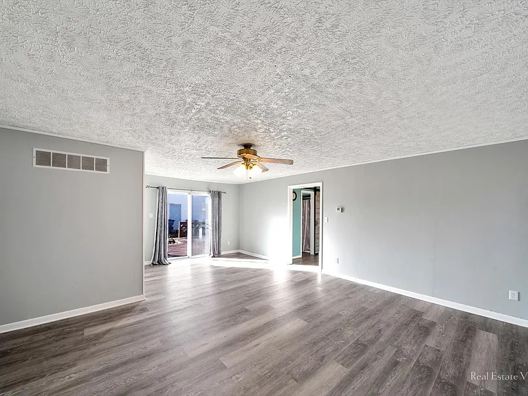 303 S East St — Photo 18