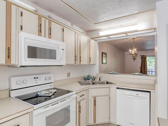 5th image of 150 Limewood Pl Unit 2