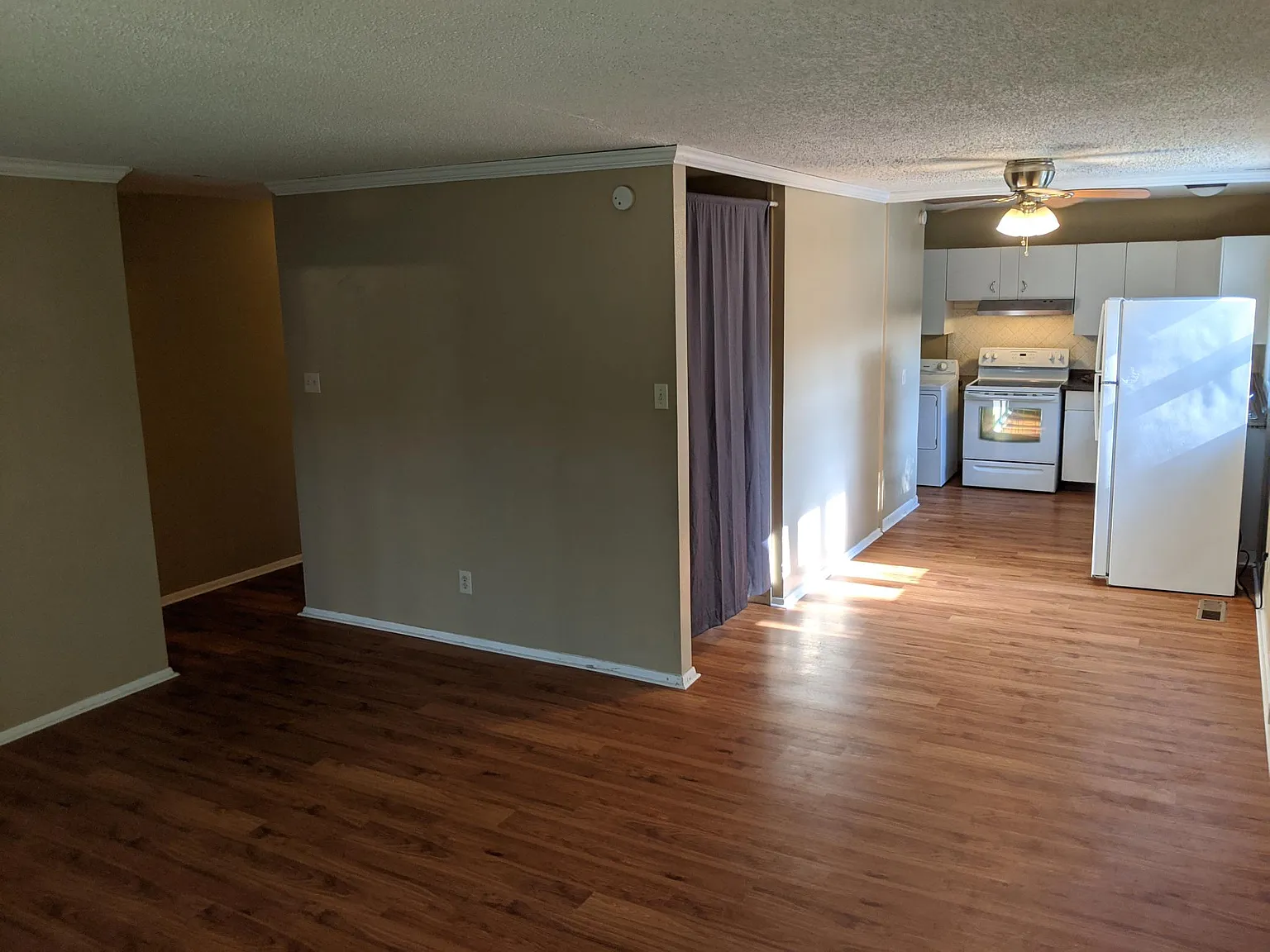 3 bed, 1.5 bath, 1100 sqft, $1,989 — Photo 2