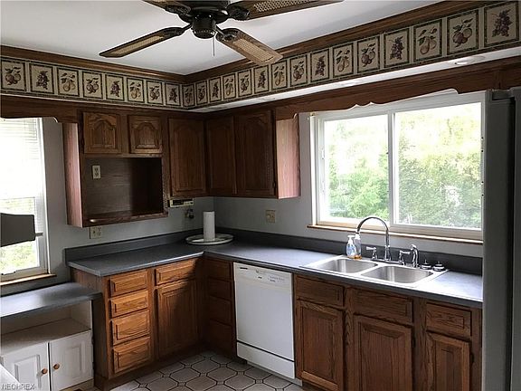 5th image of 720 Lakeview Dr