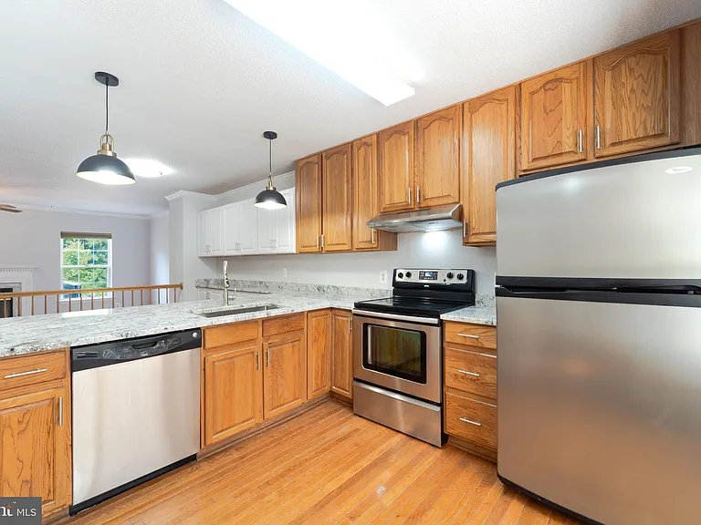 413 Lakeview Ct — Photo 7