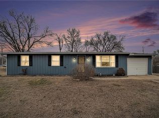109 E 5th St, Tonganoxie, KS 66086