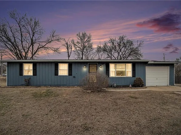 109 E 5th St, Tonganoxie, KS 66086
