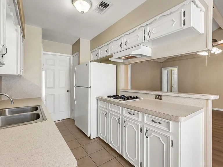 1118 Berkeley St — Photo 10