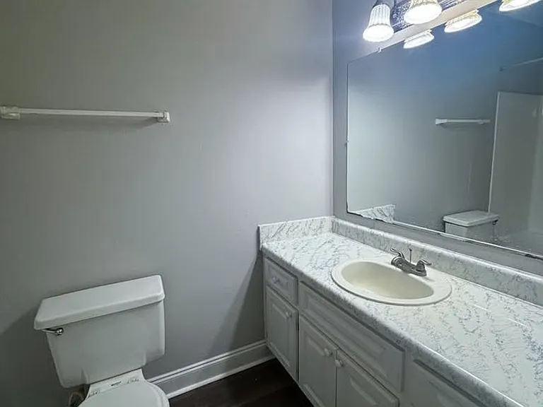 Radcliff Court Apartments — Photo 27