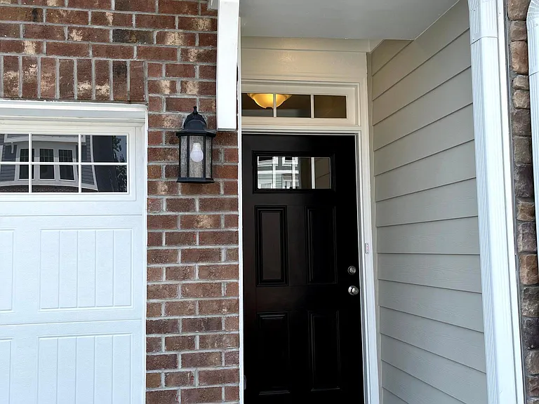1036 Commack Dr — Photo 2