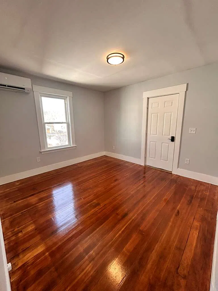 4 bed, 1050 sqft, $2,300 — Photo 4