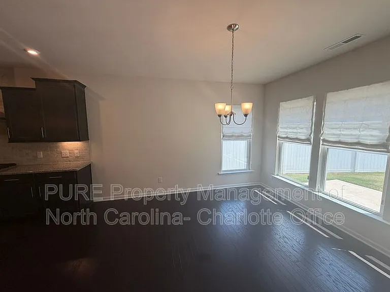 13818 Berkley Ave — Photo 9