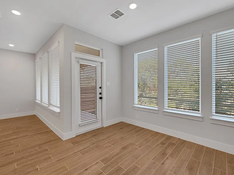 13709 Giovannis Gdn — Photo 6